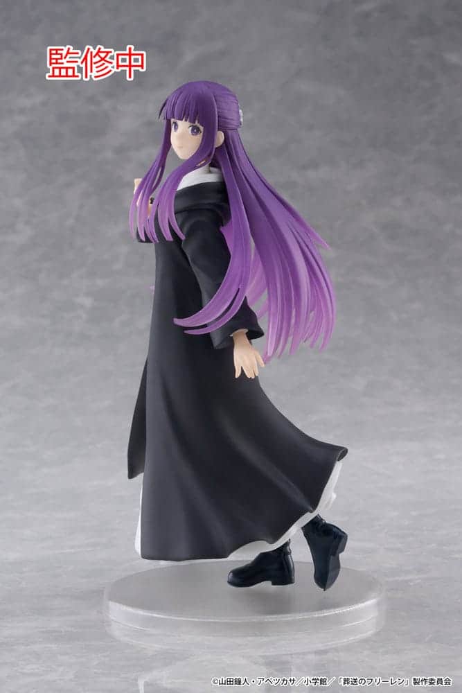 Taito Coreful Figur von Fern aus Frieren im schwarzen Magiermantel und weißem Kleid in dynamischer Gehpose.