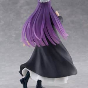 Taito Coreful Figur von Fern aus Frieren im schwarzen Magiermantel und weißem Kleid in dynamischer Gehpose.
