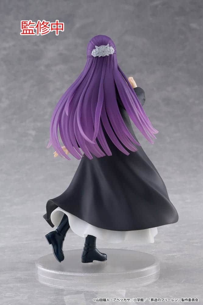 Taito Coreful Figur von Fern aus Frieren im schwarzen Magiermantel und weißem Kleid in dynamischer Gehpose.