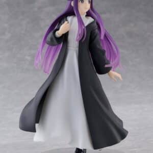 Taito Coreful Figur von Fern aus Frieren im schwarzen Magiermantel und weißem Kleid in dynamischer Gehpose.