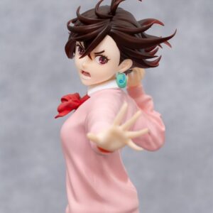 Dressta Sammelfigur von Momo Ayase aus Dandadan im Sprung über einer Base mit rotem Dandadan-Logo und Häuserkulisse.