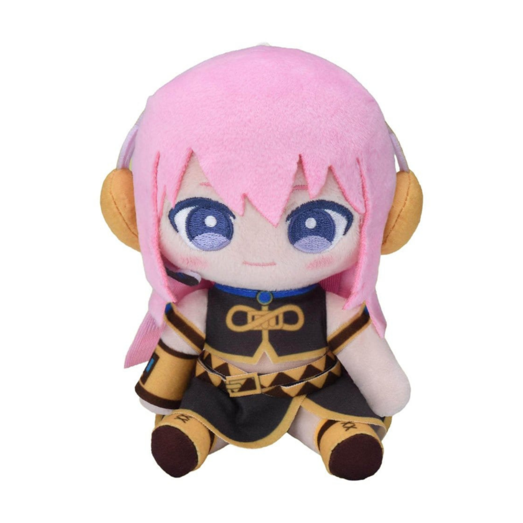 SEGA Vocaloid Mysekai Plüschfigur von Megurine Luka mit rosa Haaren und schwarz-goldenem Outfit in sitzender Chibi-Pose.