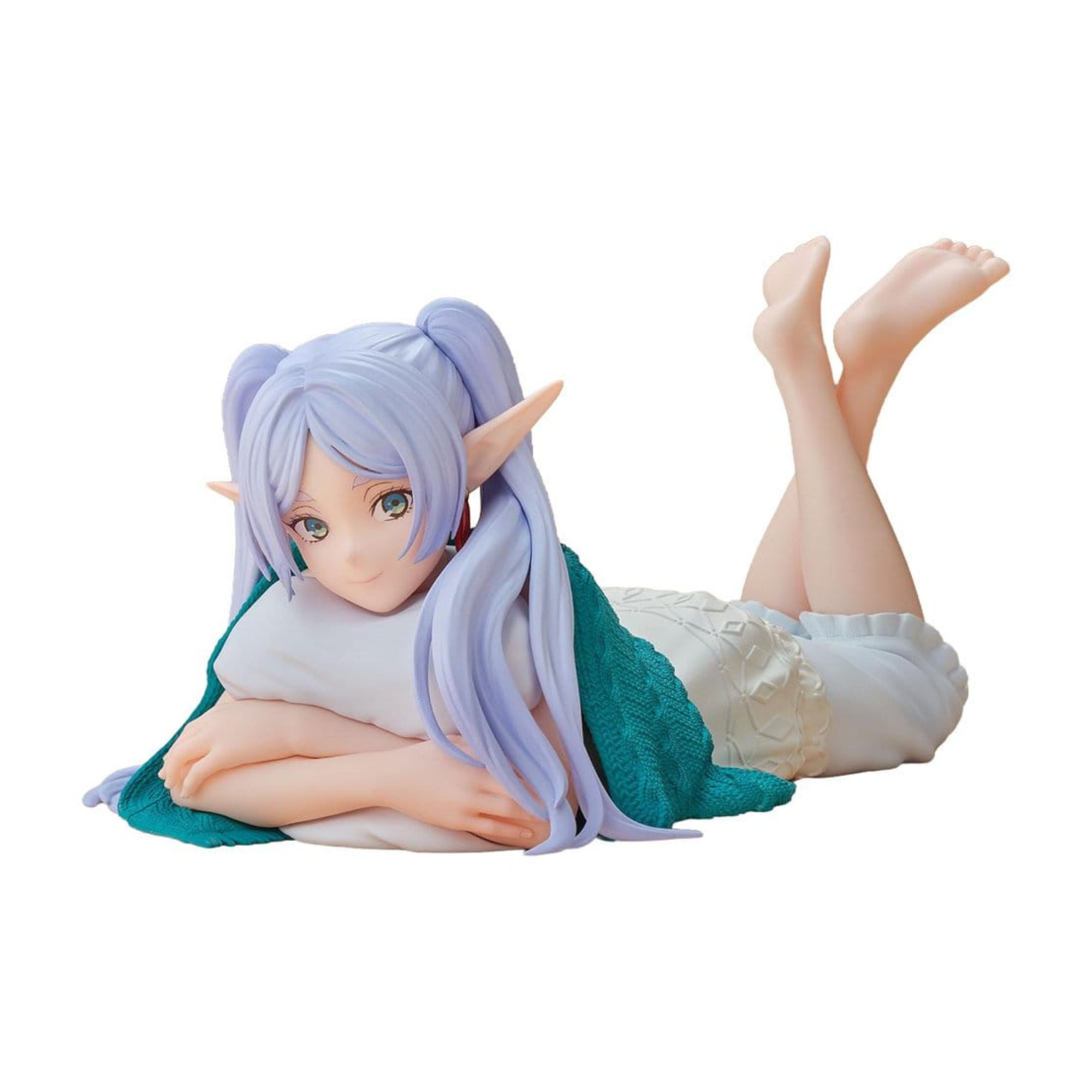 SEGA Frieren Loungewear Figur von Frieren in liegender Pose auf einem Kissen mit grüner Decke.