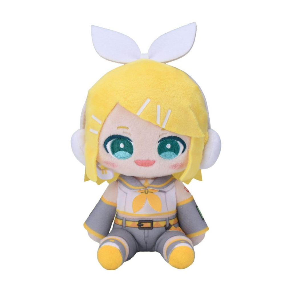 SEGA Vocaloid Mysekai Plüschfigur von Kagamine Rin mit gelben Haaren, weißer Schleife und grau-gelbem Outfit in sitzender Chibi-Pose.