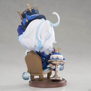 APEX-TOYS Genshin Impact Chibi Mini-Figur von Furina im blauen Outfit mit Zylinderhut und Teetasse neben einem Törtchen auf runder Sockelbasis.