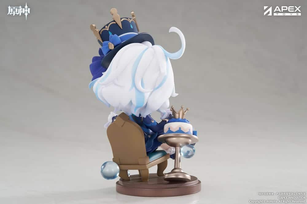 APEX-TOYS Genshin Impact Chibi Mini-Figur von Furina im blauen Outfit mit Zylinderhut und Teetasse neben einem Törtchen auf runder Sockelbasis.