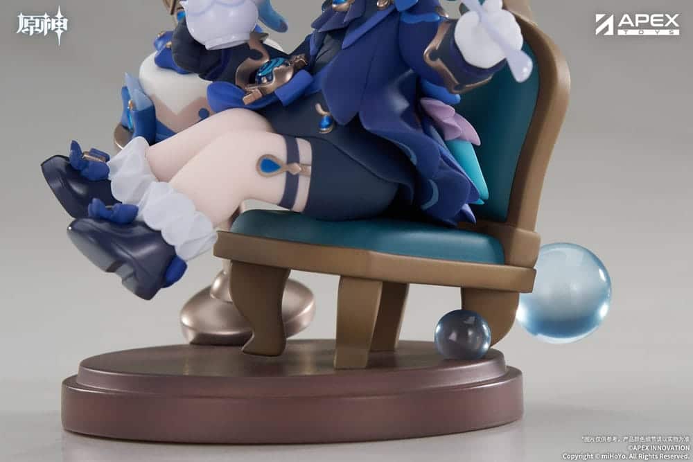 APEX-TOYS Genshin Impact Chibi Mini-Figur von Furina im blauen Outfit mit Zylinderhut und Teetasse neben einem Törtchen auf runder Sockelbasis.