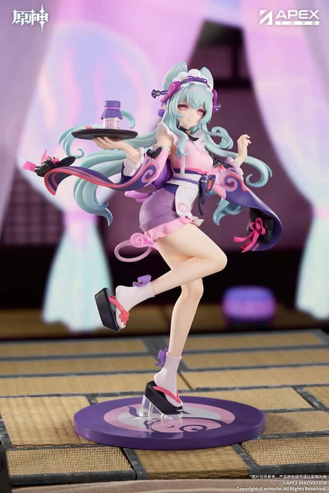 Genshin Impact Figur von Yumemizuki Mizuki in der Dreams Ver. im rosa-violetten Maid-Outfit mit Serviertablett auf violetter Standbasis.