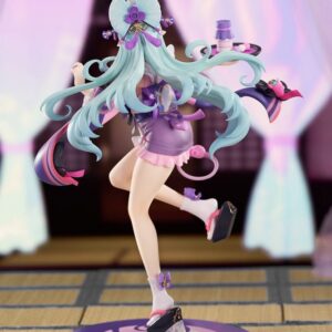Genshin Impact Figur von Yumemizuki Mizuki in der Dreams Ver. im rosa-violetten Maid-Outfit mit Serviertablett auf violetter Standbasis.