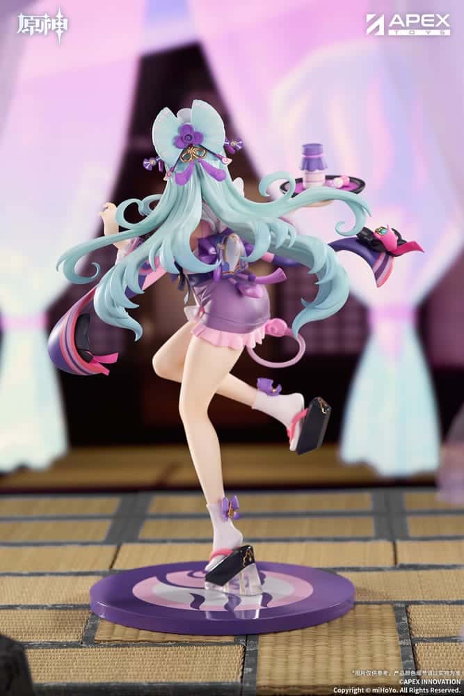 Genshin Impact Figur von Yumemizuki Mizuki in der Dreams Ver. im rosa-violetten Maid-Outfit mit Serviertablett auf violetter Standbasis.