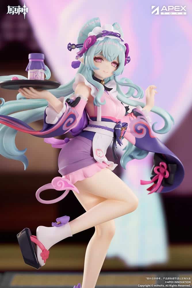Genshin Impact Figur von Yumemizuki Mizuki in der Dreams Ver. im rosa-violetten Maid-Outfit mit Serviertablett auf violetter Standbasis.