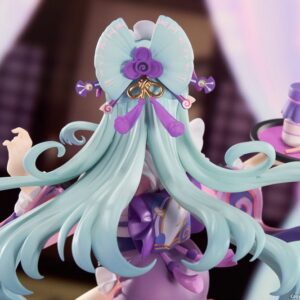 Genshin Impact Figur von Yumemizuki Mizuki in der Dreams Ver. im rosa-violetten Maid-Outfit mit Serviertablett auf violetter Standbasis.