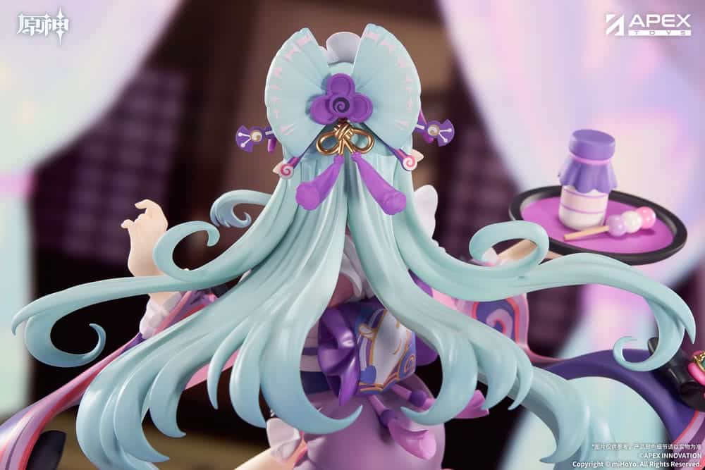 Genshin Impact Figur von Yumemizuki Mizuki in der Dreams Ver. im rosa-violetten Maid-Outfit mit Serviertablett auf violetter Standbasis.