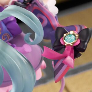 Genshin Impact Figur von Yumemizuki Mizuki in der Dreams Ver. im rosa-violetten Maid-Outfit mit Serviertablett auf violetter Standbasis.