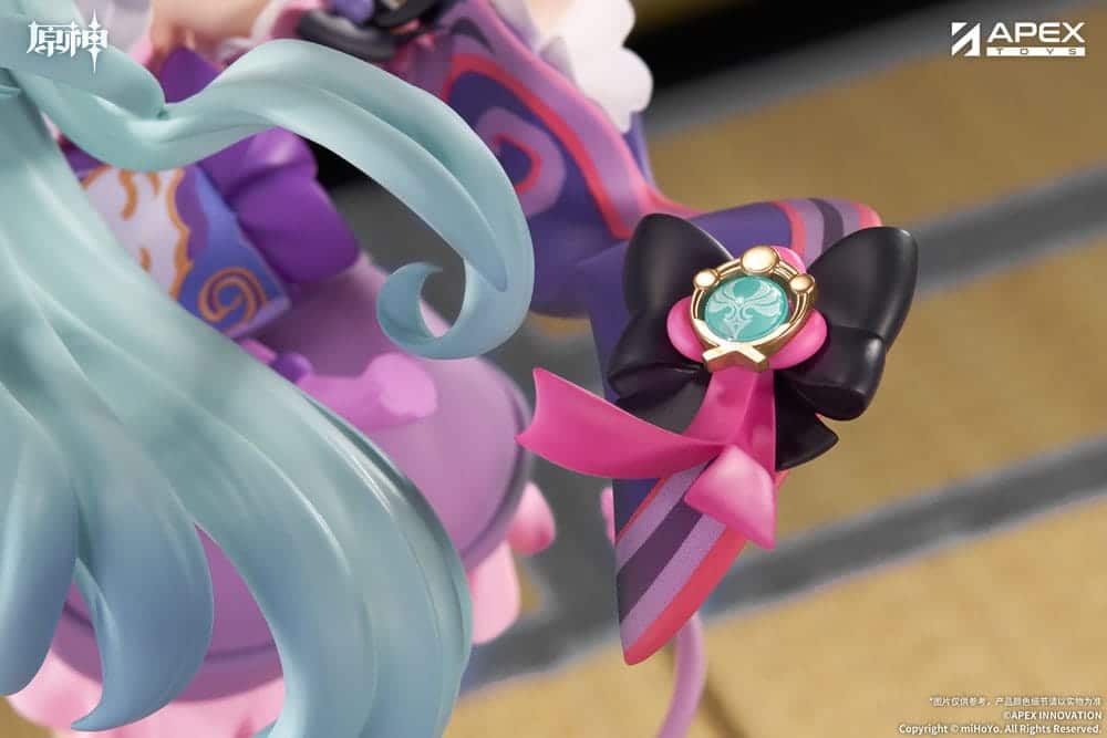 Genshin Impact Figur von Yumemizuki Mizuki in der Dreams Ver. im rosa-violetten Maid-Outfit mit Serviertablett auf violetter Standbasis.