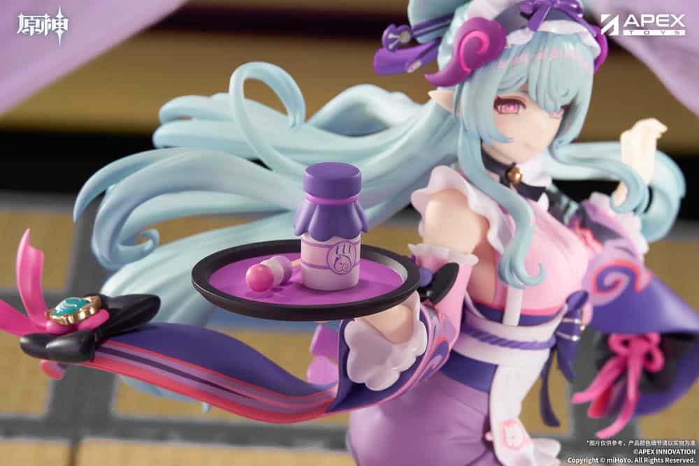 Genshin Impact Figur von Yumemizuki Mizuki in der Dreams Ver. im rosa-violetten Maid-Outfit mit Serviertablett auf violetter Standbasis.