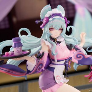 Genshin Impact Figur von Yumemizuki Mizuki in der Dreams Ver. im rosa-violetten Maid-Outfit mit Serviertablett auf violetter Standbasis.