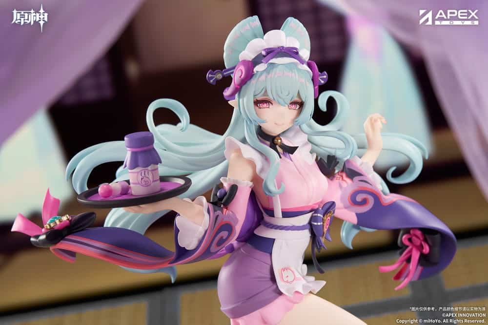 Genshin Impact Figur von Yumemizuki Mizuki in der Dreams Ver. im rosa-violetten Maid-Outfit mit Serviertablett auf violetter Standbasis.