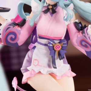 Genshin Impact Figur von Yumemizuki Mizuki in der Dreams Ver. im rosa-violetten Maid-Outfit mit Serviertablett auf violetter Standbasis.
