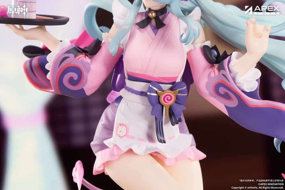 Genshin Impact Figur von Yumemizuki Mizuki in der Dreams Ver. im rosa-violetten Maid-Outfit mit Serviertablett auf violetter Standbasis.