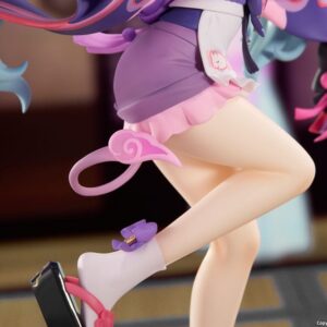 Genshin Impact Figur von Yumemizuki Mizuki in der Dreams Ver. im rosa-violetten Maid-Outfit mit Serviertablett auf violetter Standbasis.