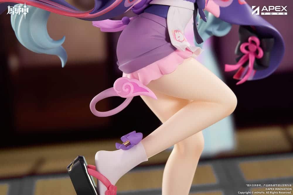Genshin Impact Figur von Yumemizuki Mizuki in der Dreams Ver. im rosa-violetten Maid-Outfit mit Serviertablett auf violetter Standbasis.