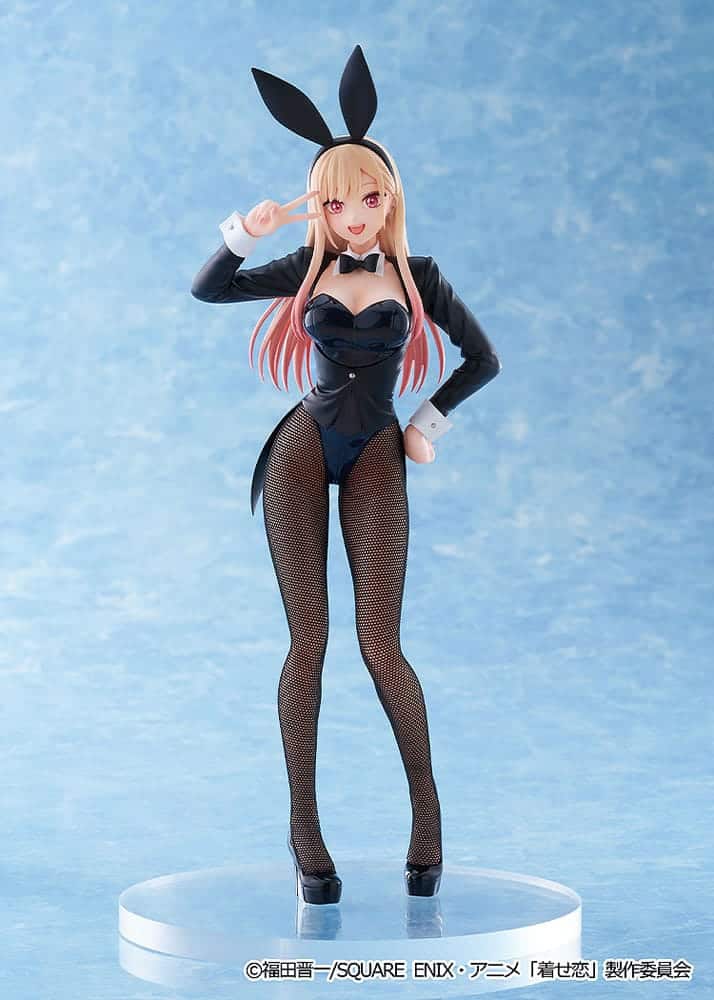 Aniplex My Dress-Up Darling Figur von Marin Kitagawa im schwarzen Bunny-Suit mit Netzstrumpfhosen und Hasenohren beim Peace-Zeichen.