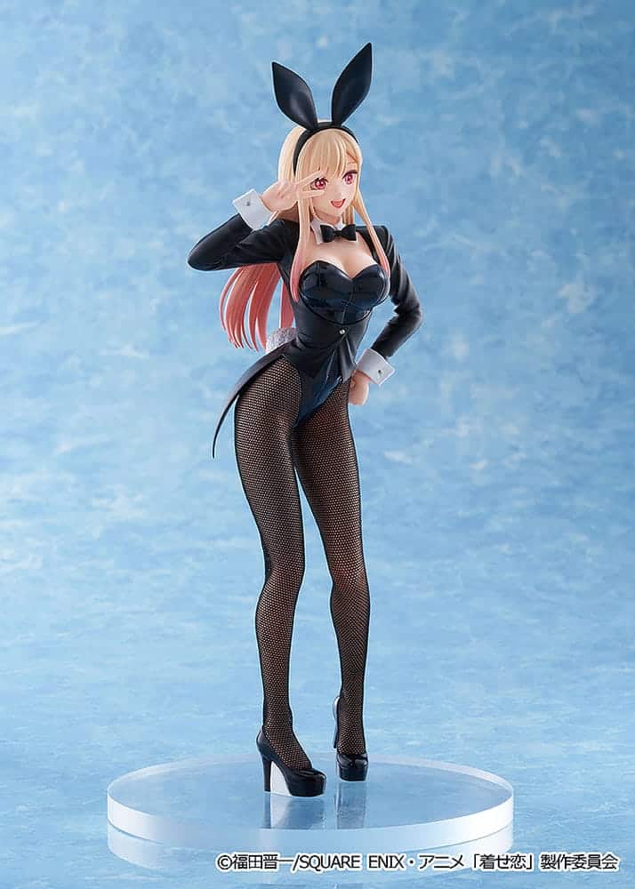 Aniplex My Dress-Up Darling Figur von Marin Kitagawa im schwarzen Bunny-Suit mit Netzstrumpfhosen und Hasenohren beim Peace-Zeichen.
