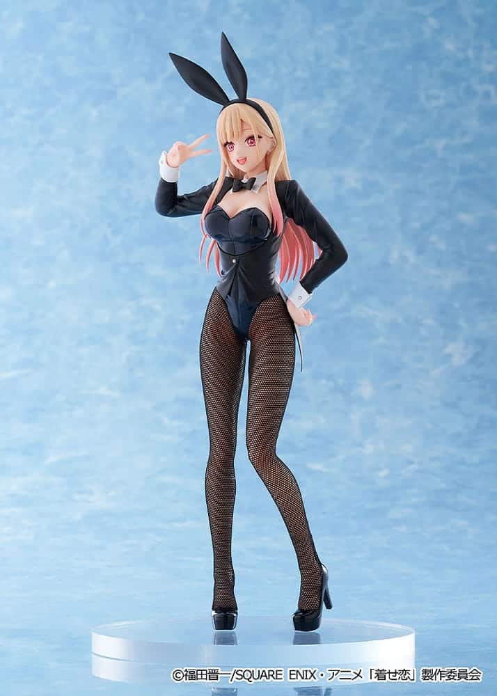 Aniplex My Dress-Up Darling Figur von Marin Kitagawa im schwarzen Bunny-Suit mit Netzstrumpfhosen und Hasenohren beim Peace-Zeichen.