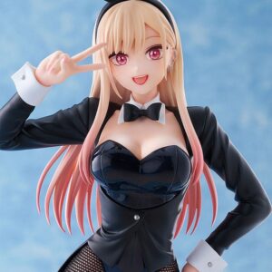 Aniplex My Dress-Up Darling Figur von Marin Kitagawa im schwarzen Bunny-Suit mit Netzstrumpfhosen und Hasenohren beim Peace-Zeichen.