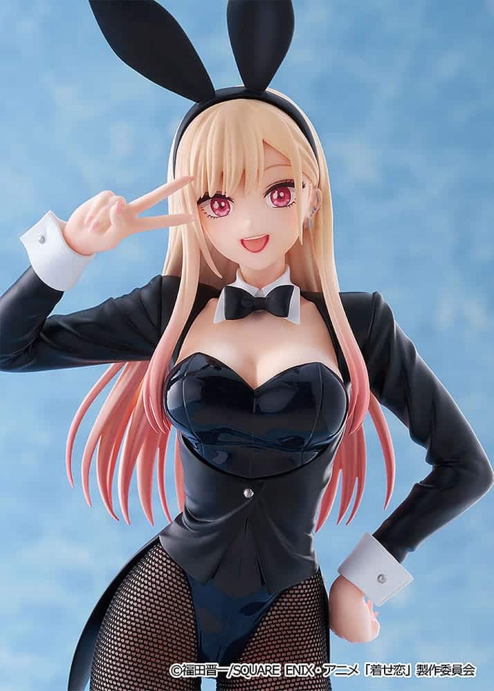 Aniplex My Dress-Up Darling Figur von Marin Kitagawa im schwarzen Bunny-Suit mit Netzstrumpfhosen und Hasenohren beim Peace-Zeichen.