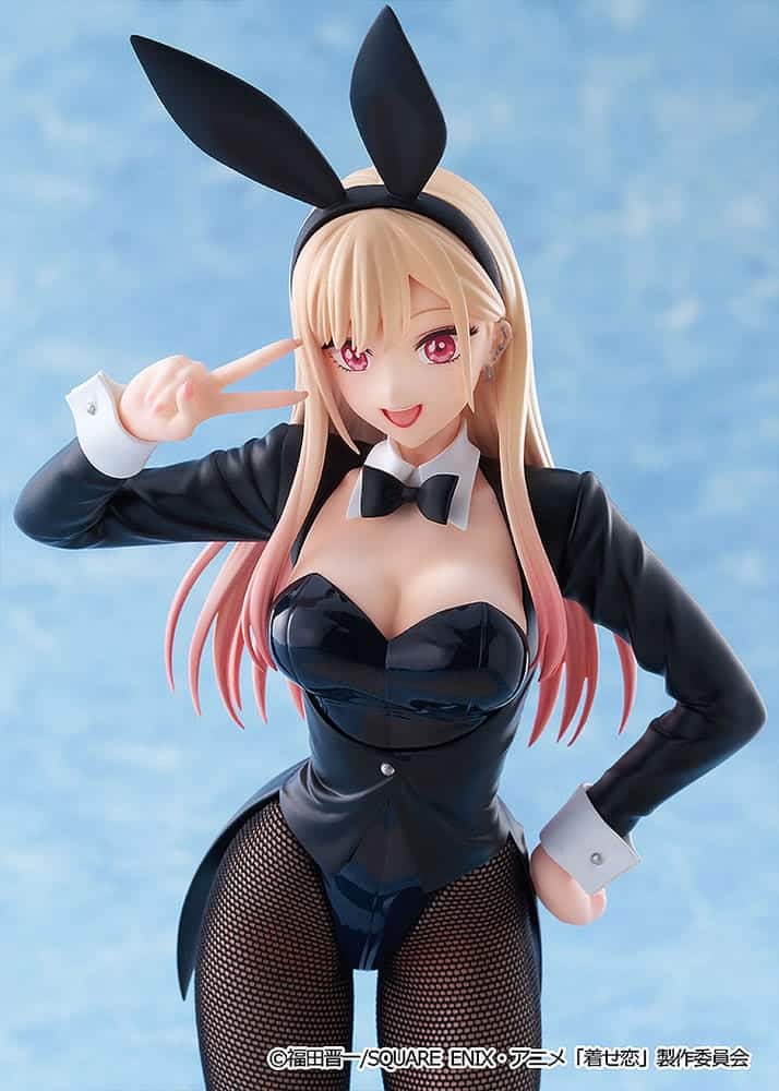 Aniplex My Dress-Up Darling Figur von Marin Kitagawa im schwarzen Bunny-Suit mit Netzstrumpfhosen und Hasenohren beim Peace-Zeichen.