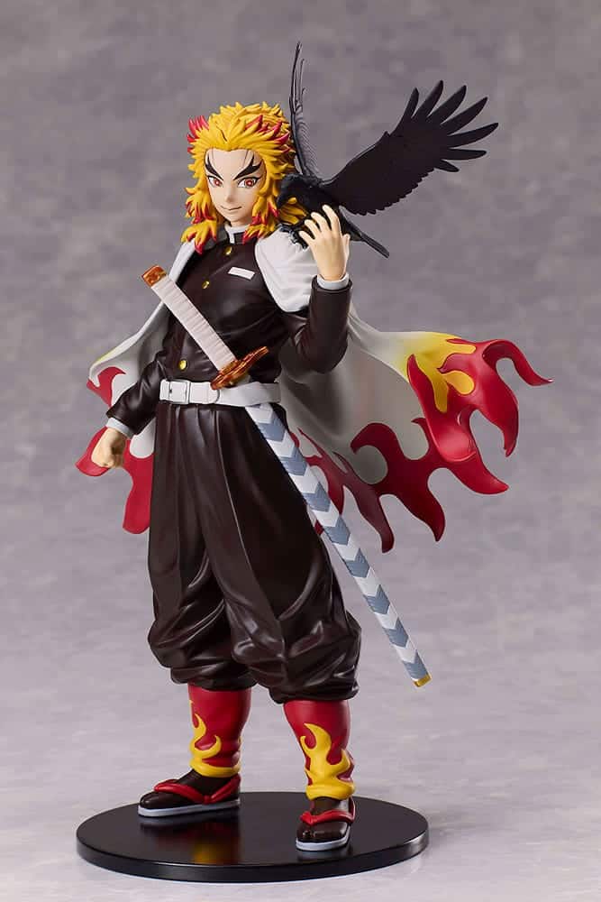Aniplex Demon Slayer Figur von Kyojuro Rengoku mit Kasugai-Krähe auf der Schulter und Flammen-Umhang auf schwarzer Standbasis.
