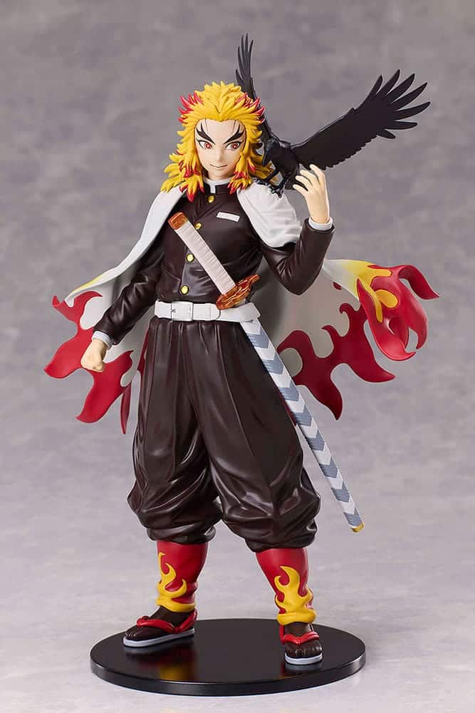 Aniplex Demon Slayer Figur von Kyojuro Rengoku mit Kasugai-Krähe auf der Schulter und Flammen-Umhang auf schwarzer Standbasis.