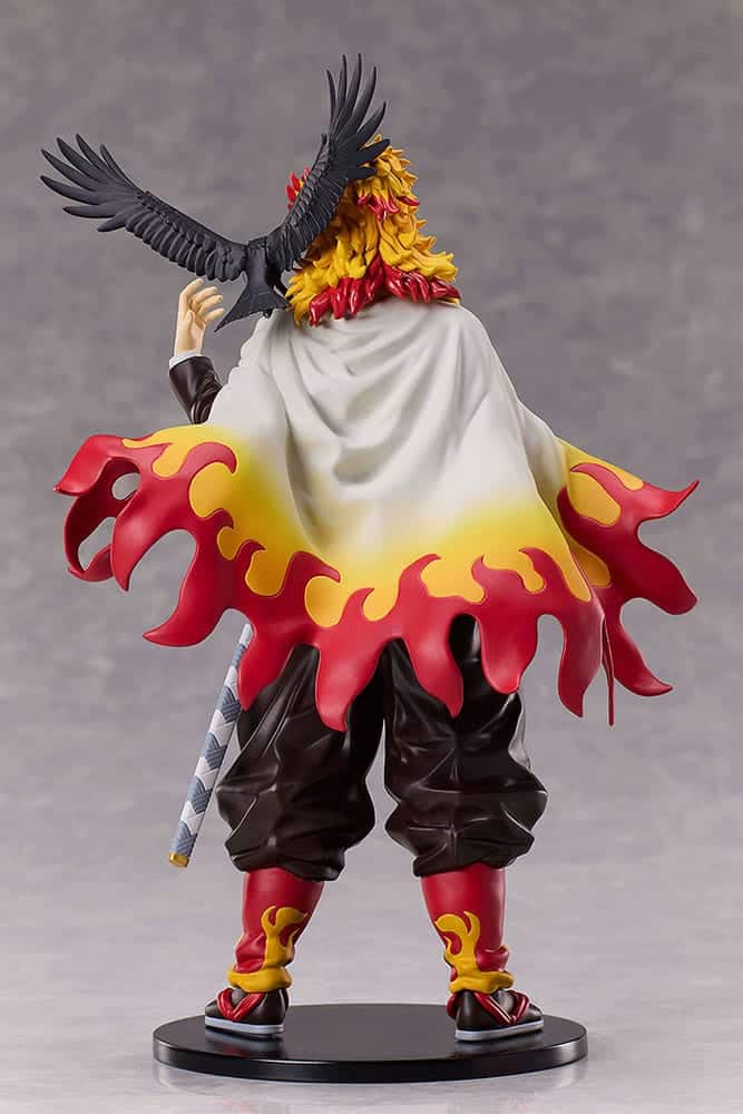 Aniplex Demon Slayer Figur von Kyojuro Rengoku mit Kasugai-Krähe auf der Schulter und Flammen-Umhang auf schwarzer Standbasis.