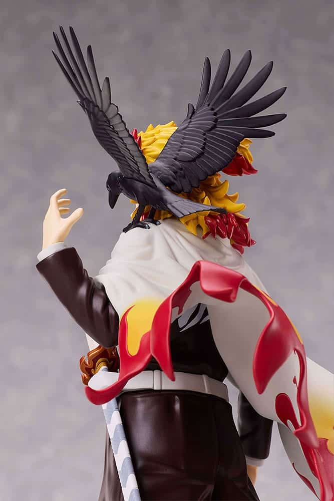 Aniplex Demon Slayer Figur von Kyojuro Rengoku mit Kasugai-Krähe auf der Schulter und Flammen-Umhang auf schwarzer Standbasis.