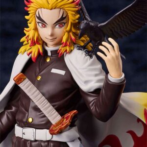 Aniplex Demon Slayer Figur von Kyojuro Rengoku mit Kasugai-Krähe auf der Schulter und Flammen-Umhang auf schwarzer Standbasis.