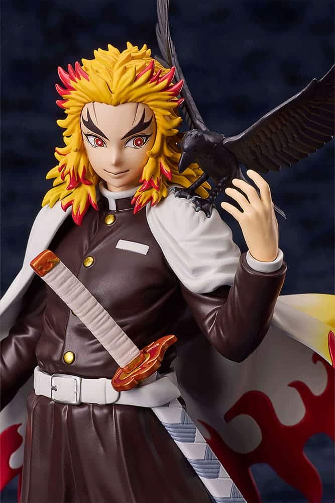 Aniplex Demon Slayer Figur von Kyojuro Rengoku mit Kasugai-Krähe auf der Schulter und Flammen-Umhang auf schwarzer Standbasis.
