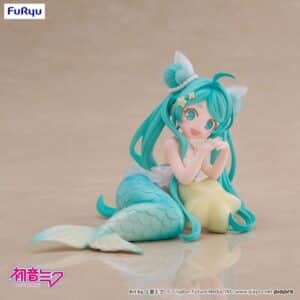 FuRyu Hatsune Miku Figur als Meerjungfrau in Mermaid Princess Version mit türkisblauen Haaren und gelber Flosse auf dem Boden.