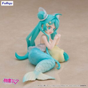 FuRyu Hatsune Miku Figur als Meerjungfrau in Mermaid Princess Version mit türkisblauen Haaren und gelber Flosse auf dem Boden.