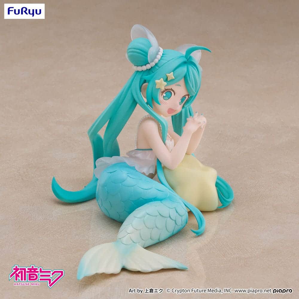 FuRyu Hatsune Miku Figur als Meerjungfrau in Mermaid Princess Version mit türkisblauen Haaren und gelber Flosse auf dem Boden.