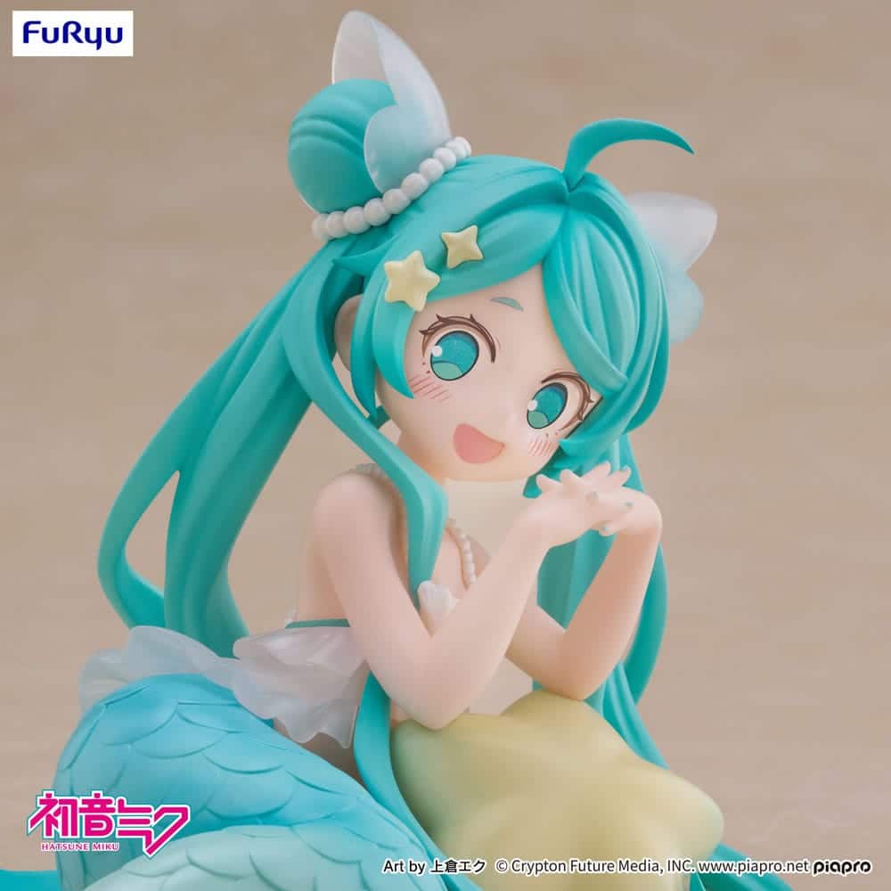 FuRyu Hatsune Miku Figur als Meerjungfrau in Mermaid Princess Version mit türkisblauen Haaren und gelber Flosse auf dem Boden.