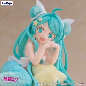 FuRyu Hatsune Miku Figur als Meerjungfrau in Mermaid Princess Version mit türkisblauen Haaren und gelber Flosse auf dem Boden.