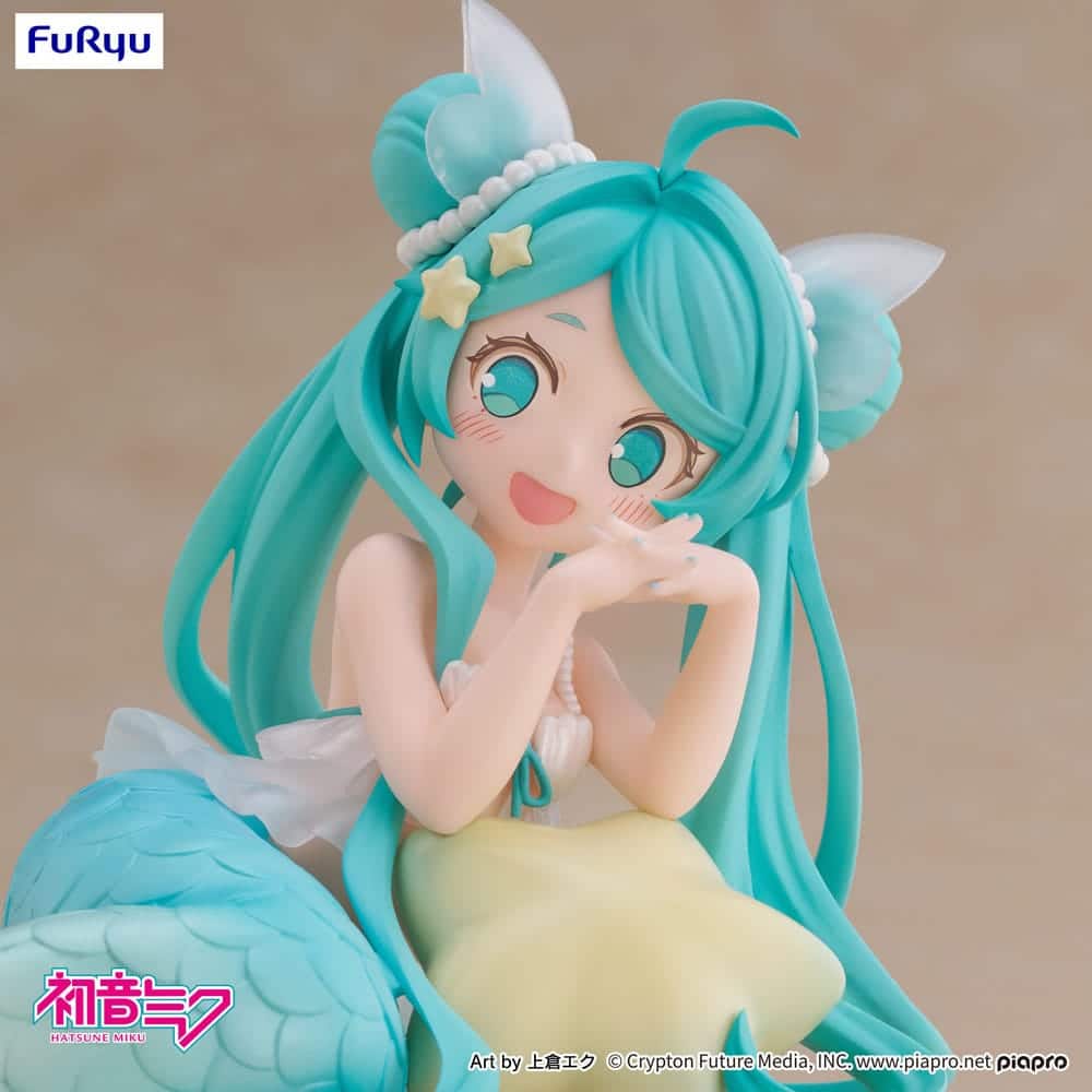 FuRyu Hatsune Miku Figur als Meerjungfrau in Mermaid Princess Version mit türkisblauen Haaren und gelber Flosse auf dem Boden.