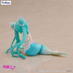 FuRyu Hatsune Miku Figur als Meerjungfrau in Mermaid Princess Version mit türkisblauen Haaren und gelber Flosse auf dem Boden.