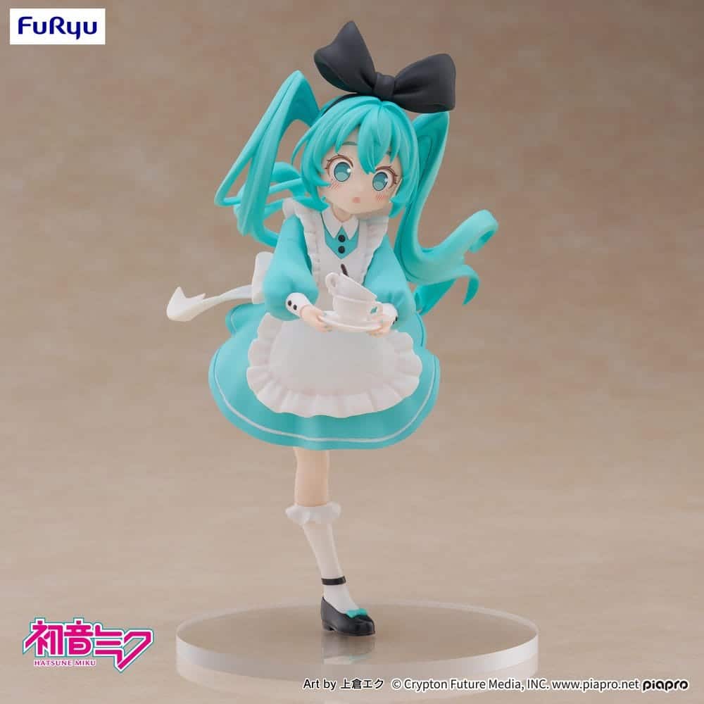 FuRyu Hatsune Miku Figur in Wonderland Version im blau-weißen Alice-Kostüm mit Teetasse und großer schwarzer Schleife.