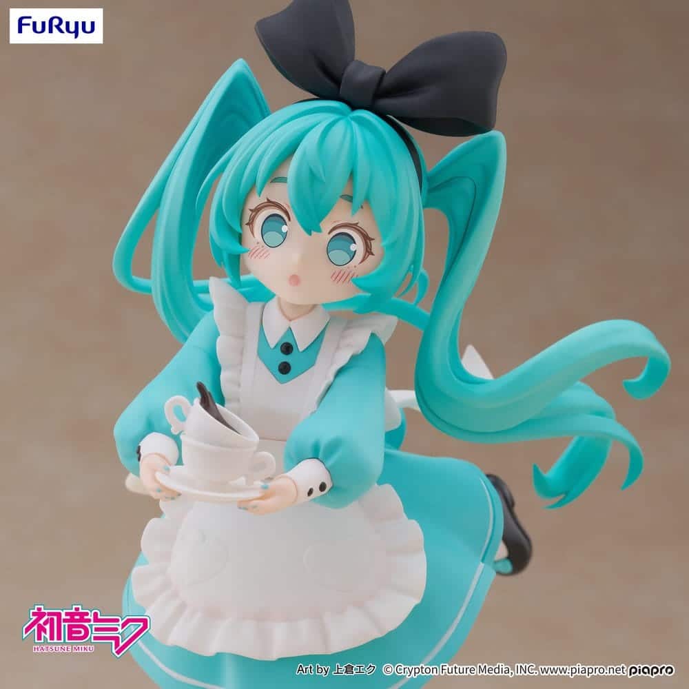 FuRyu Hatsune Miku Figur in Wonderland Version im blau-weißen Alice-Kostüm mit Teetasse und großer schwarzer Schleife.