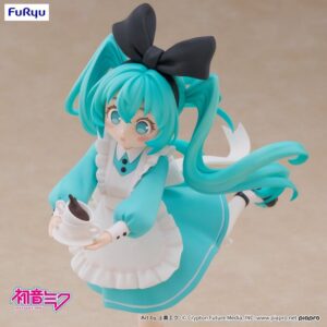 FuRyu Hatsune Miku Figur in Wonderland Version im blau-weißen Alice-Kostüm mit Teetasse und großer schwarzer Schleife.