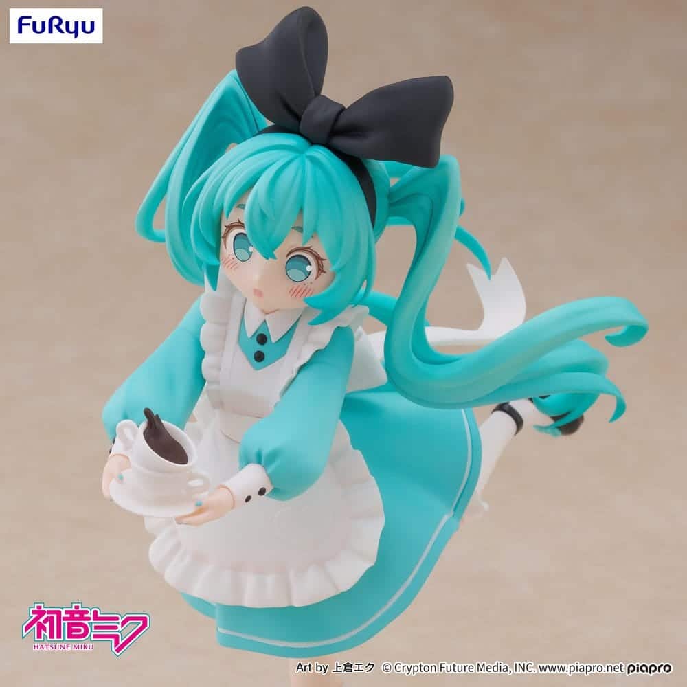 FuRyu Hatsune Miku Figur in Wonderland Version im blau-weißen Alice-Kostüm mit Teetasse und großer schwarzer Schleife.