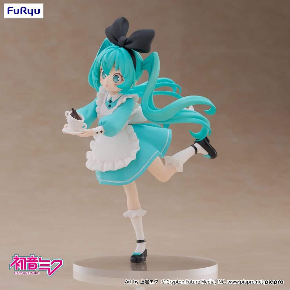 FuRyu Hatsune Miku Figur in Wonderland Version im blau-weißen Alice-Kostüm mit Teetasse und großer schwarzer Schleife.